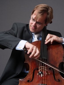 Virtuose mit Sinngefühl: Der Cellist Wolfgang Emanuel Schmidt im Zusammenspiel mit Dirigent Neil Fellows Foto ehr